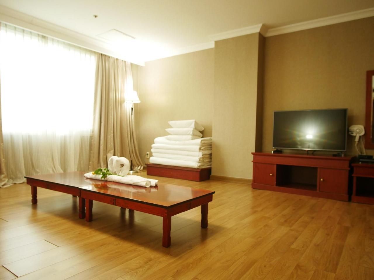 Grand Hotel Pyeongtaek Lake Exterior foto